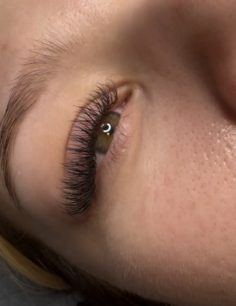 A Textured Hybrid lash set, macro close up